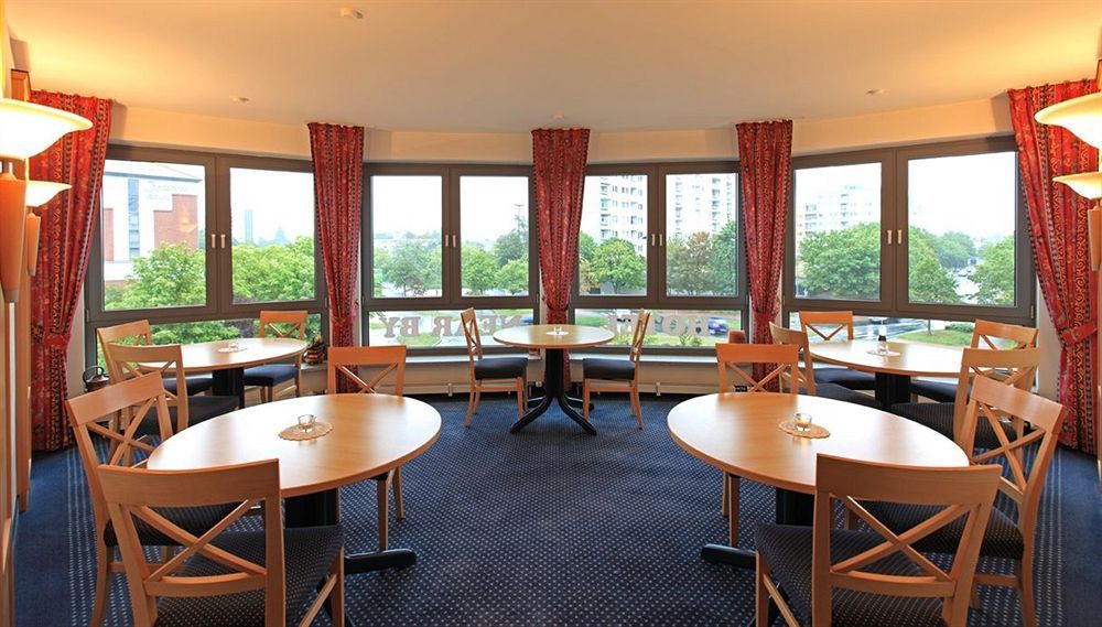 Hotel Near By Laatzen Restaurant photo